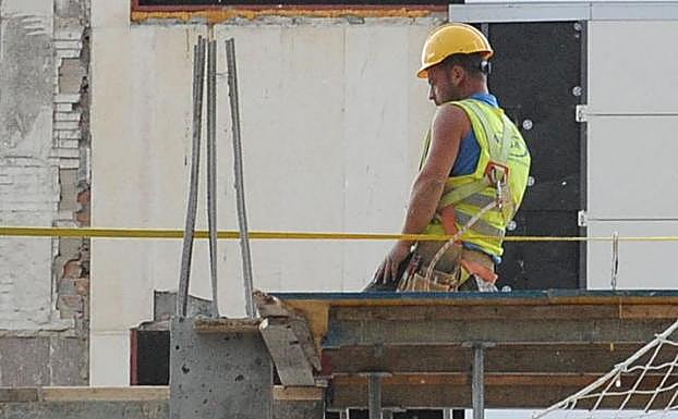 Un obrero de la construcción en una obra.