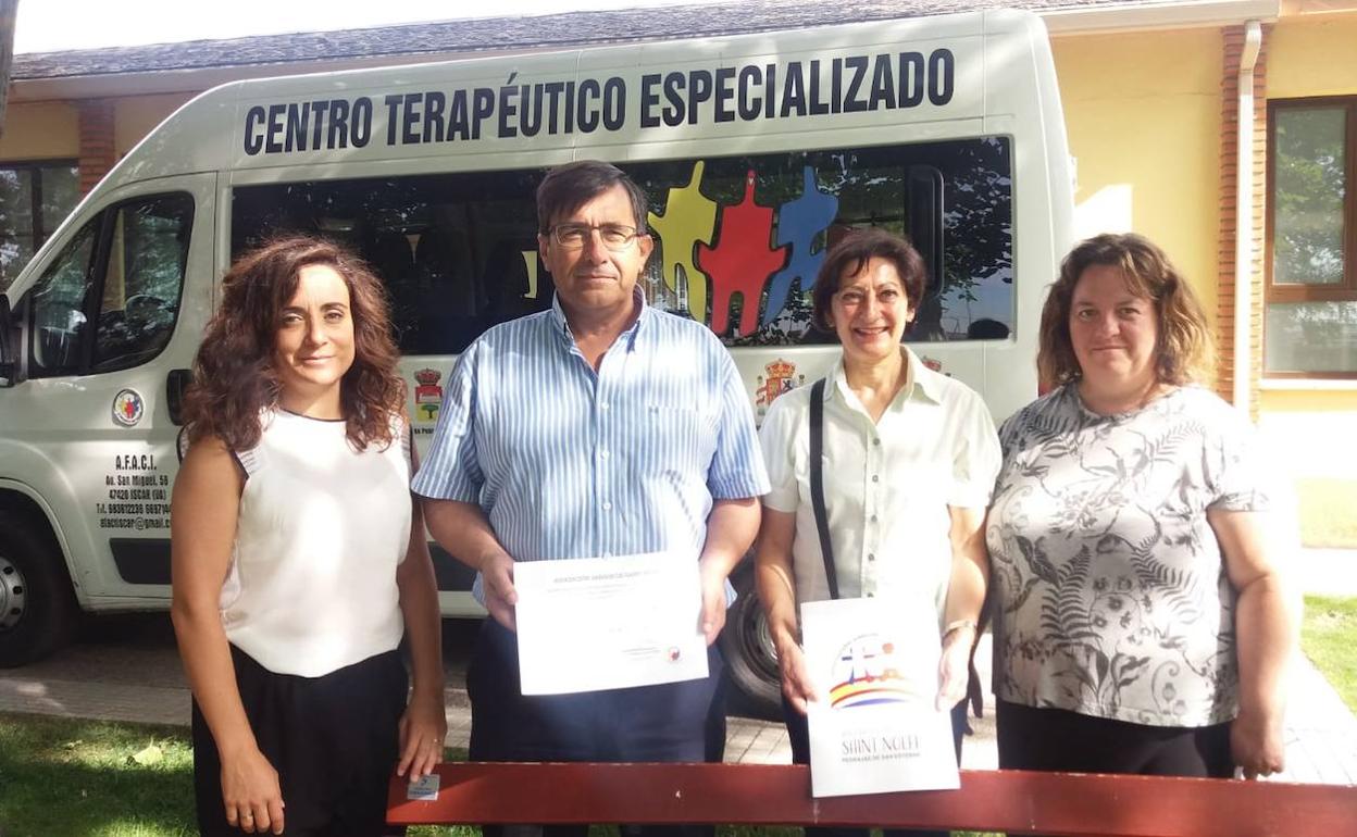 Directivos de la Asociación de Amigos de Saint Nolff y la Asociación e Familiares de Enfermos de Alzheimer de la Comarca de Íscar (AFACI). 