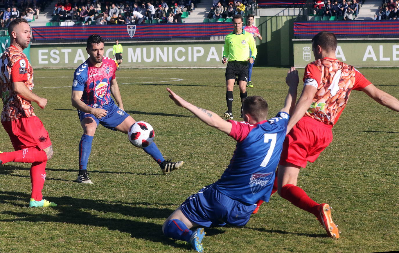 Disputa del partido disputado la temporada pasada entre la Segoviana y La Granja.