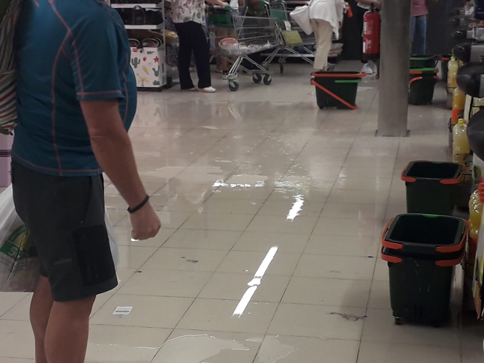El agua se cuela en el supermercado Mercadona de la Avenida de Salamanca de Valladolid.