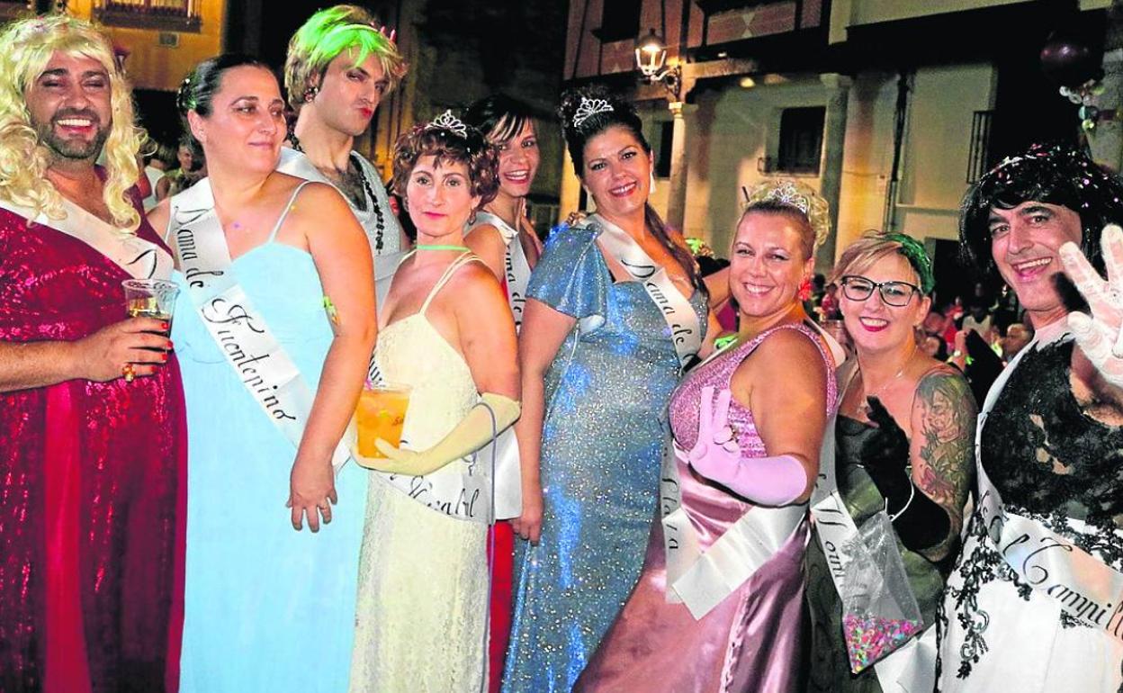 El Café Plaza organiza la Nochevieja Carnavalera, a la que acudieron vestidos de Damas de los Barrios. 