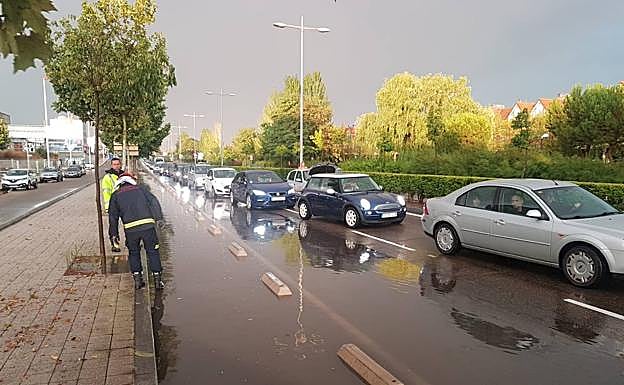 Galería. Los bomberos intervienen por balsas de agua en la avenida de Salamanca. 
