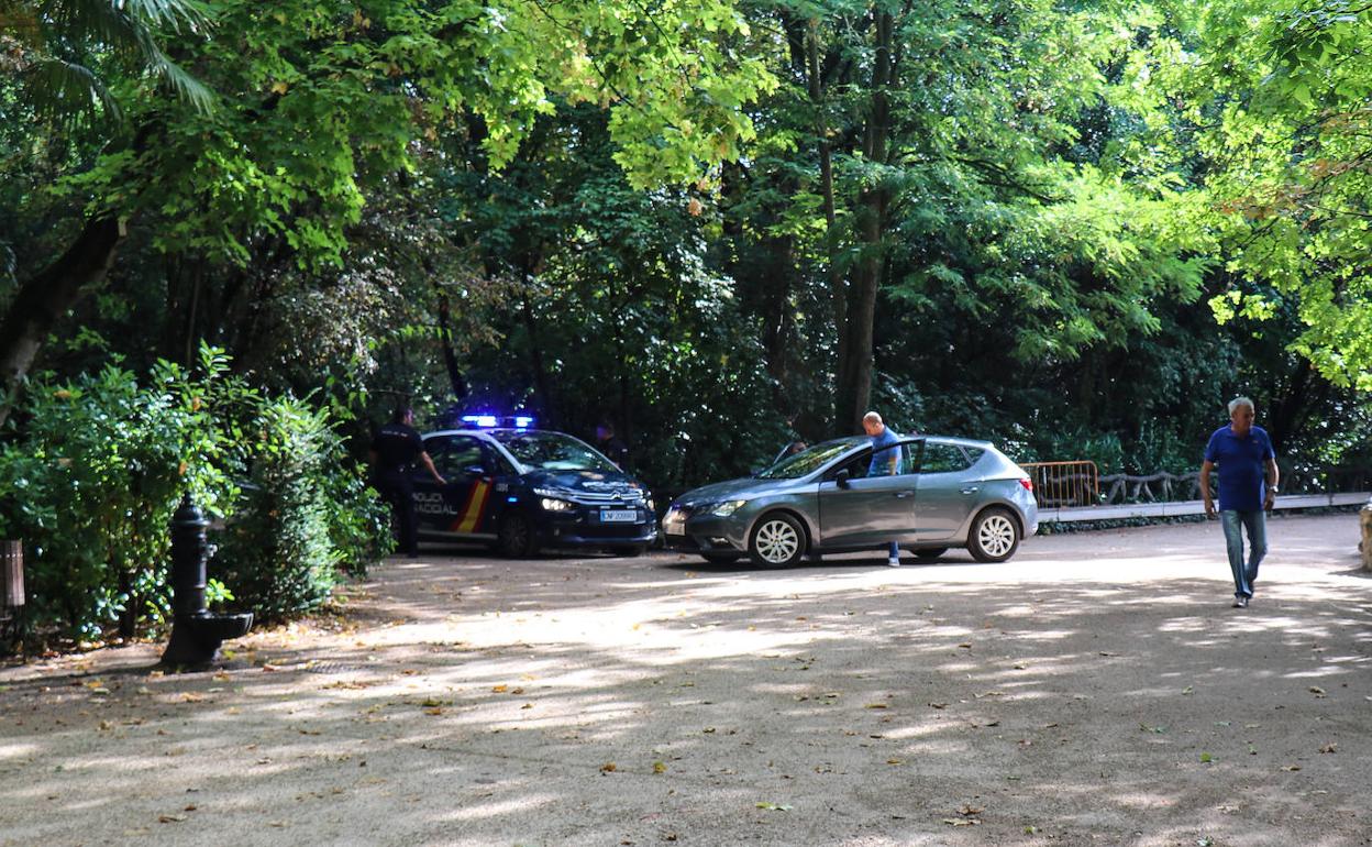 Un coche camuflado de la Policía Municipal y otro de la Nacional esta mañana. 