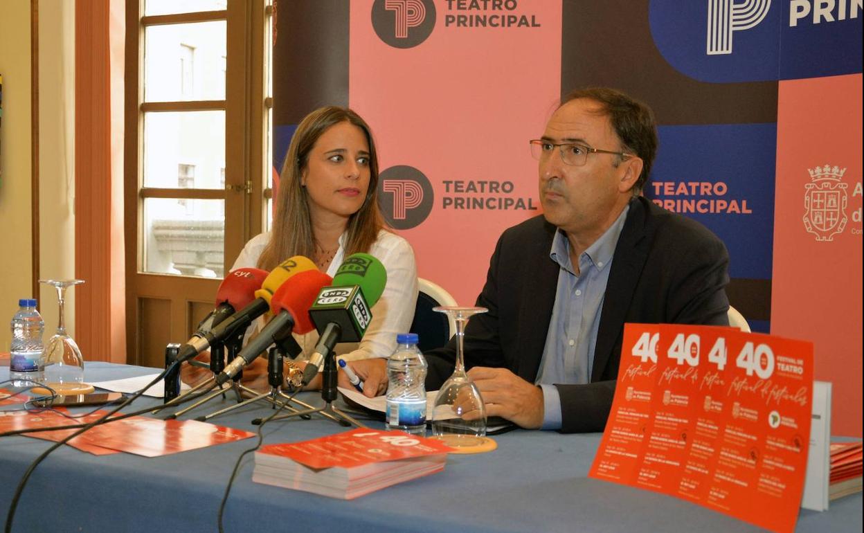 El primer teniente de alcalde, Alfonso Polanco y la concejala delegada del área de Cultura, Turismo, Fiestas y Deportes, Laura Lombraña. 