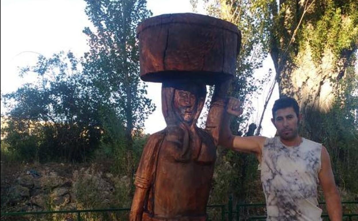 Parte de la escultura terminada con su autor, José Vicente Ávila. 