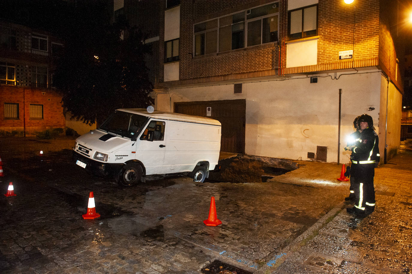 Fotos: Un socavón obliga al desalojo de un edificio