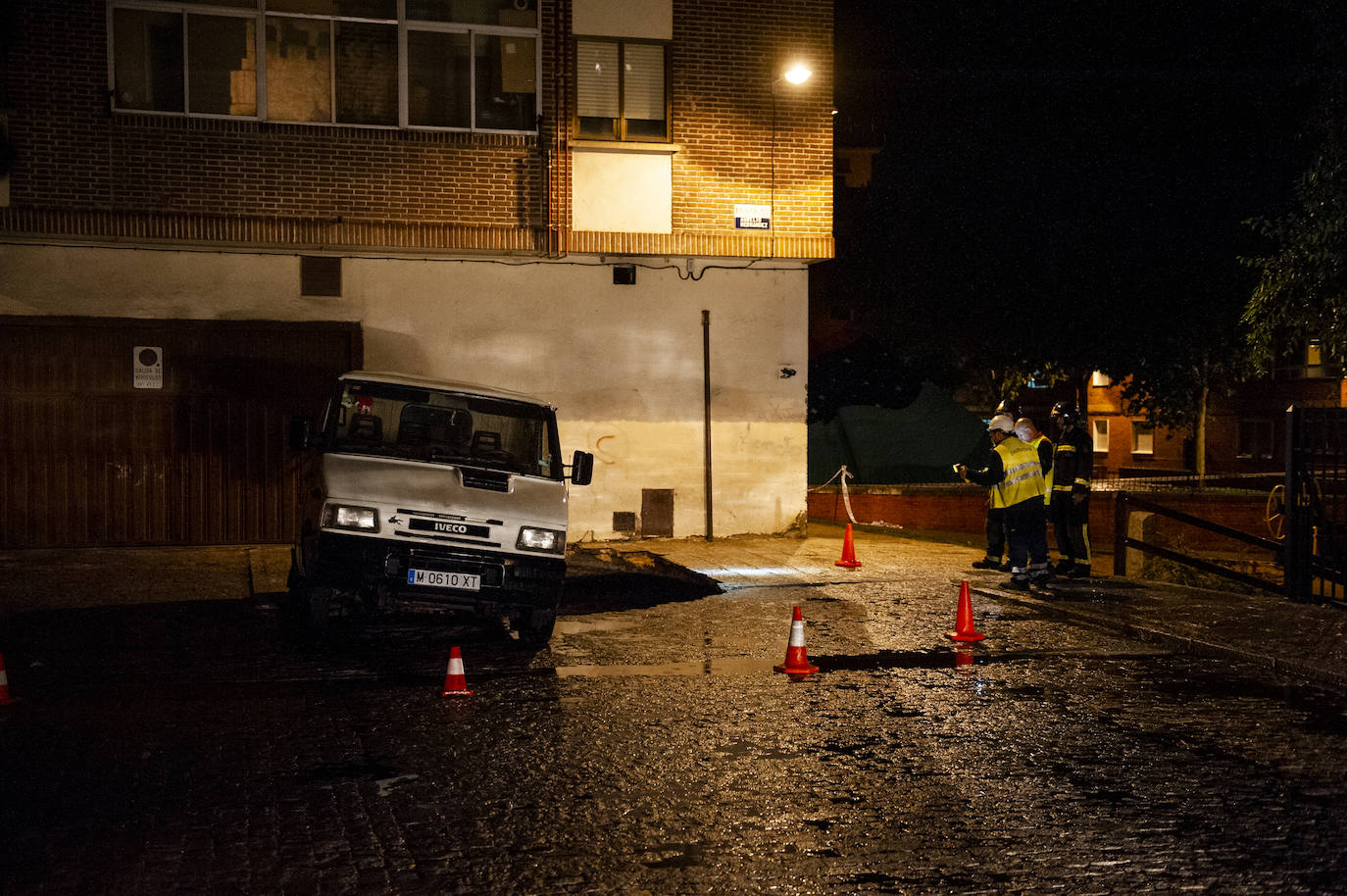 Fotos: Un socavón obliga al desalojo de un edificio