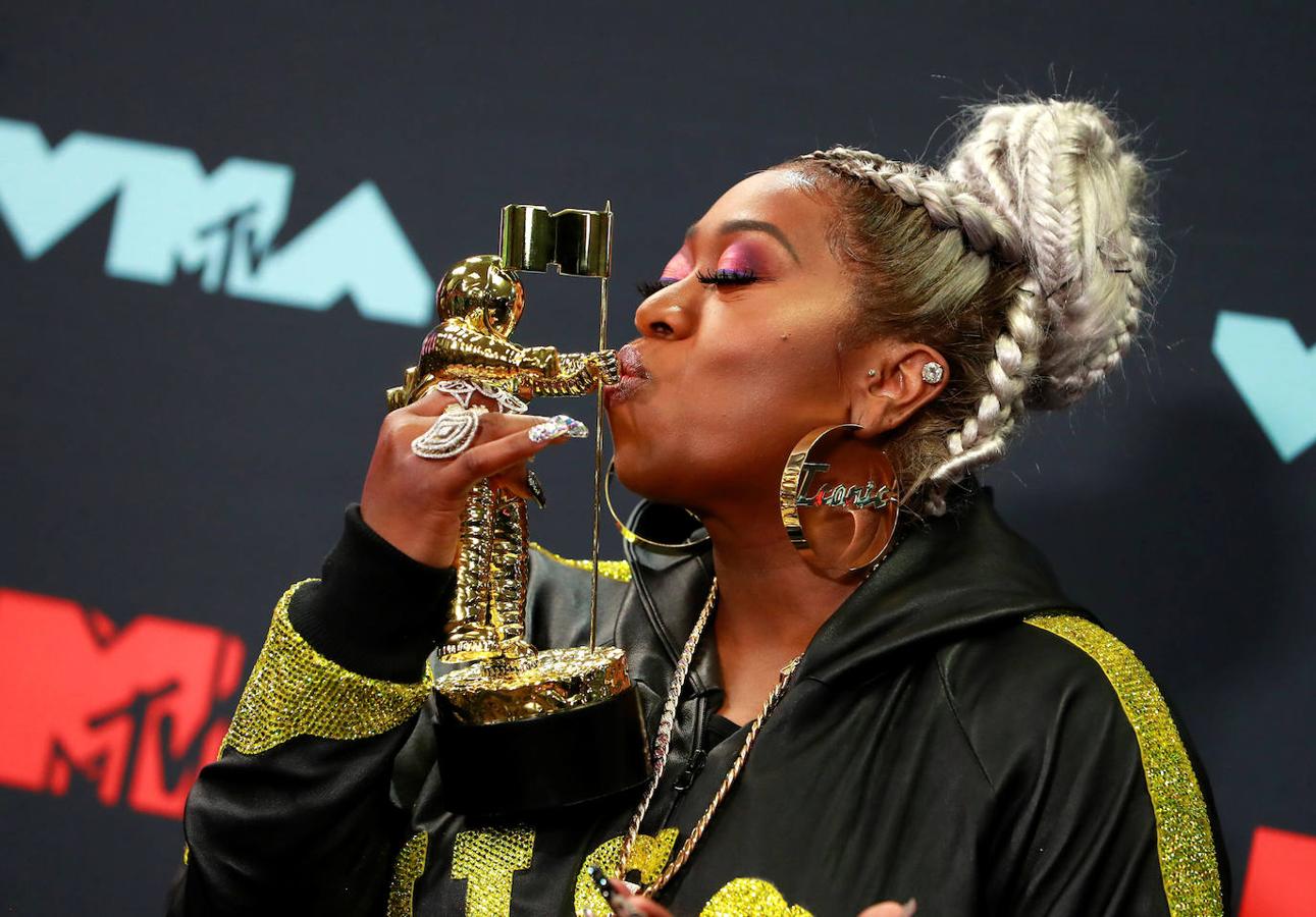 La rapera Missy Elliott besa su premio.