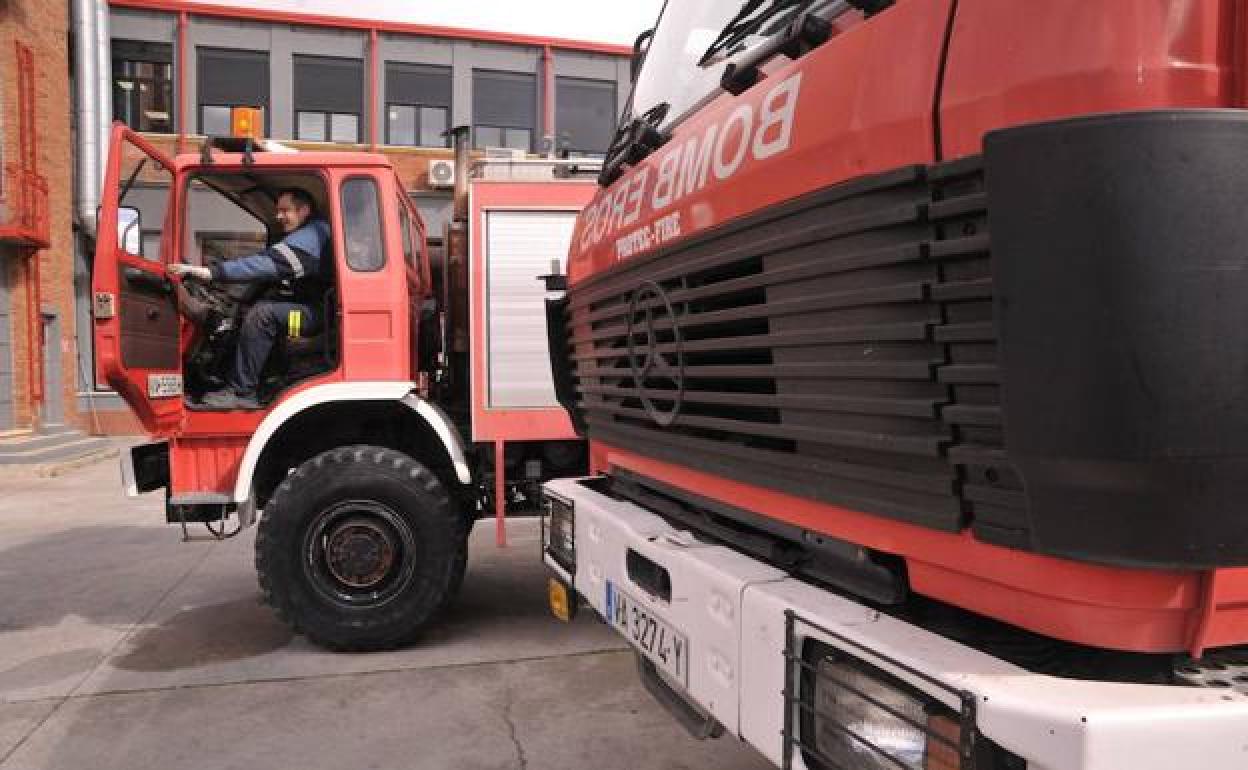 Dos vehículos de bomberos en el parque de las Eras. 