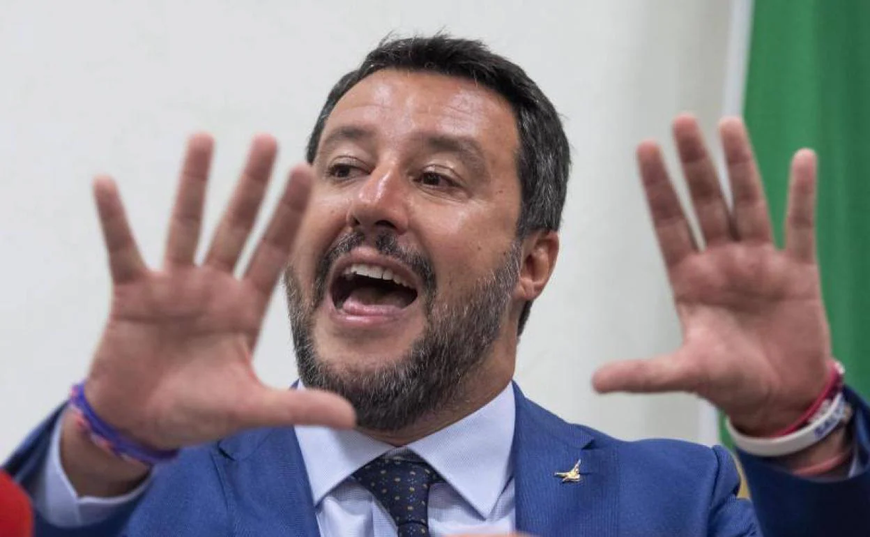 Salvini atiende a la prensa en el Senado de Italia. 
