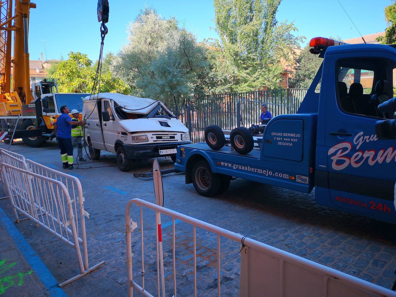 Fotos: Extracción de los vehículos hundidos en el socavón de San Millán