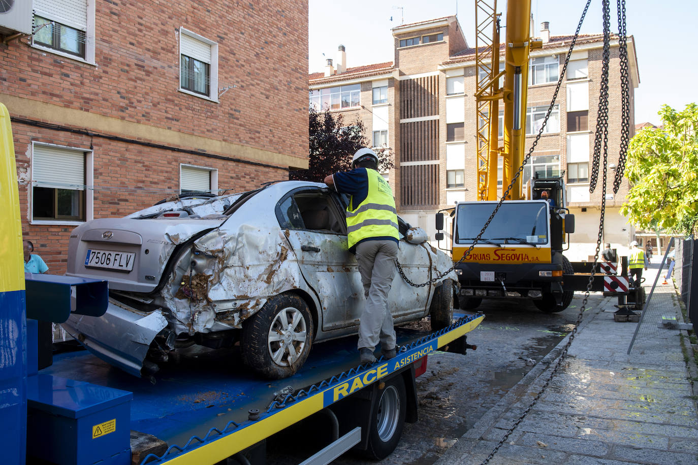 Fotos: Extracción de los vehículos hundidos en el socavón de San Millán