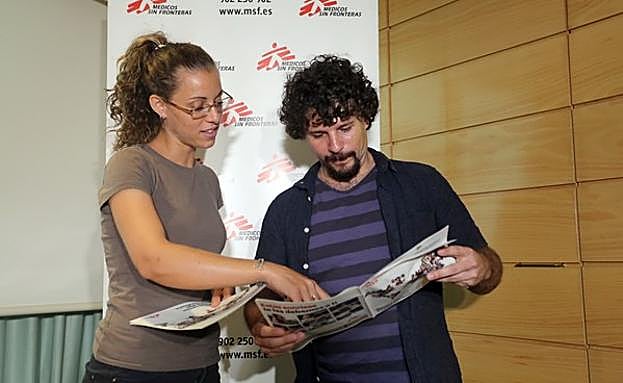 Ana Tomás, adjunta a la delegada de Médicos sin Fronteras Castilla y León, y el cirujano vallisoletano Javier Atienza, presentan la memoria de actividades de esta ONG. 