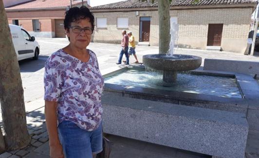 Dominga López, en una calle del municipio zamorano de Arcenillas. 