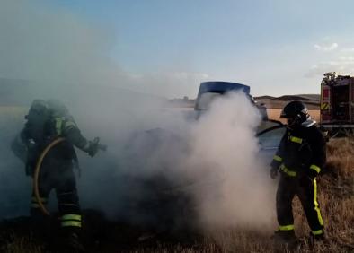 Imagen secundaria 1 - Actuación de los bomberos en Quintanilla de Arriba. 