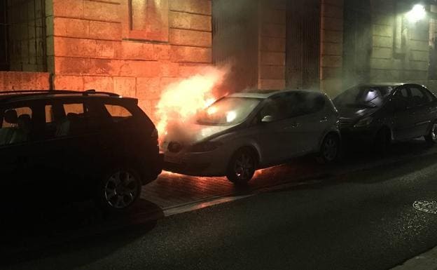 El fuego destruye un coche en la calle Cardenal Almaraz de Palencia 
