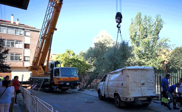 La grúa deposita la furgoneta en la calle.