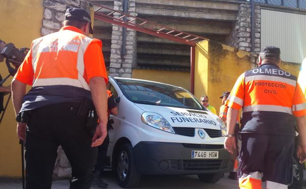 Momento en el que el servicio funerario traslada el cadáver.