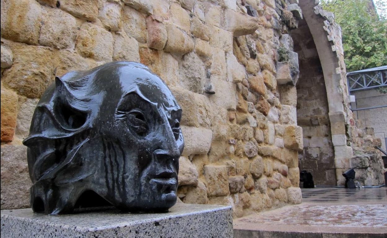 Busto del Marqués de Villena junto a la entrada a la Cueva de Salamanca. 