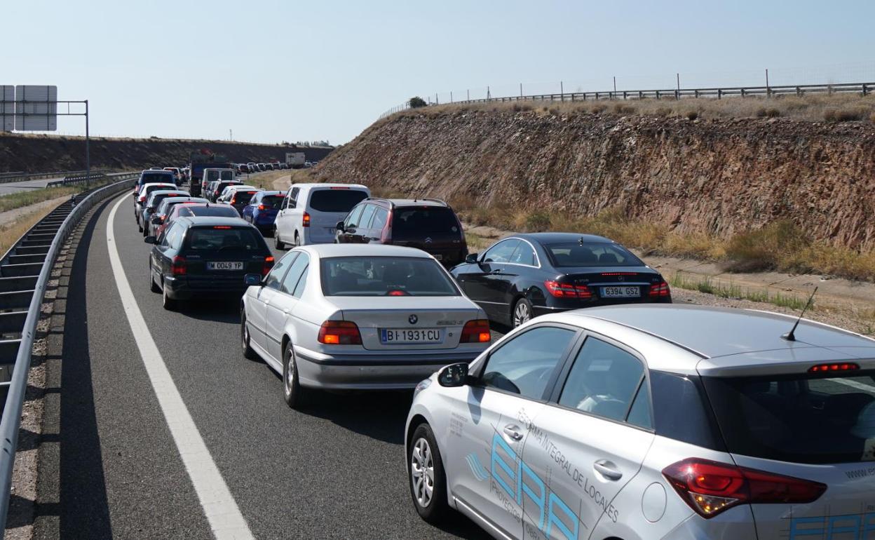 Colo de vehículos en la autovía tras el accidente.