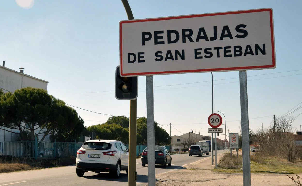 Cartel de entrada a Pedrajas de San Esteban. 