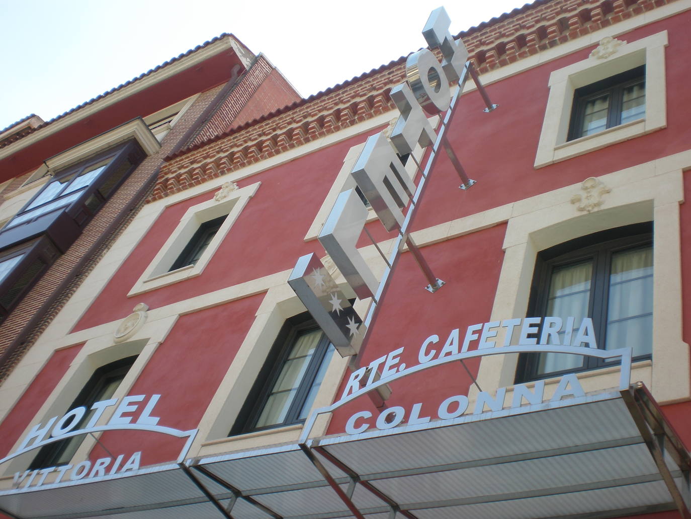 Fachada del hotel. 