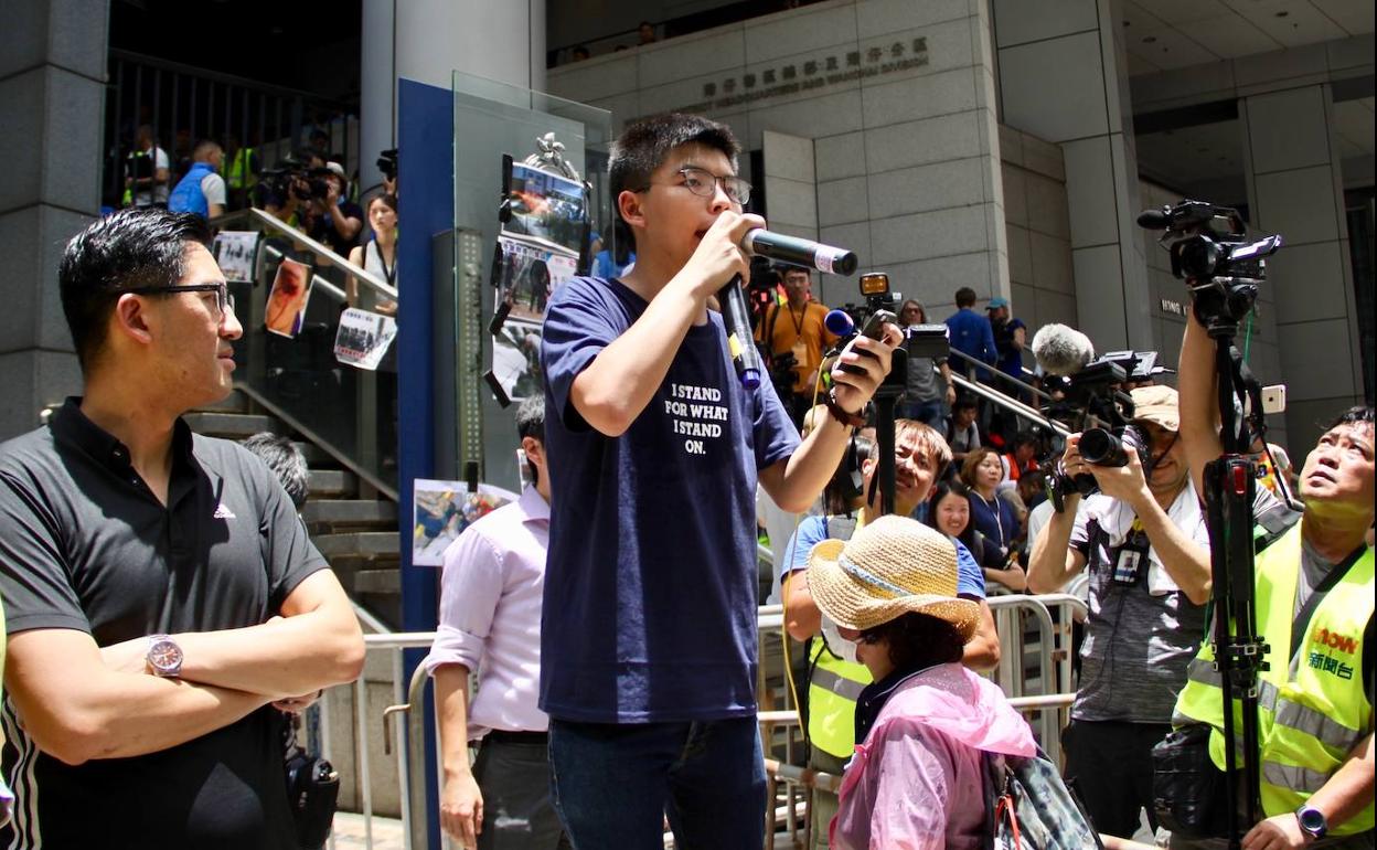 Andy Chan (i), Joshua Wong (c) y Agnes Chow (d).