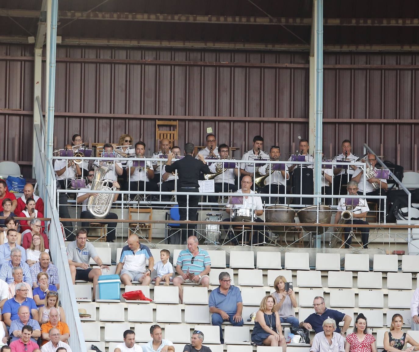 Fotos: Público en la primera de abono de la Feria de San Antolín de Palencia 2019