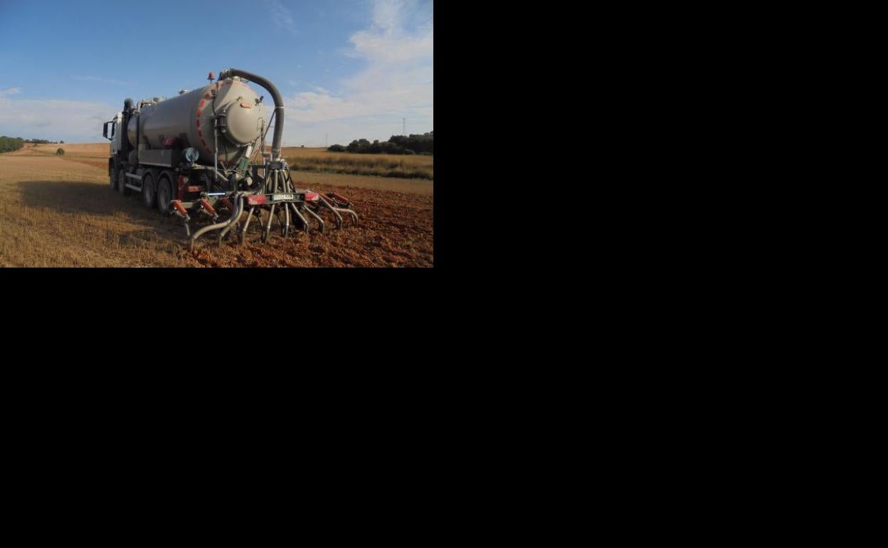 Camión cuyo sistema entierra directamente el abono orgánico o purín en la tierra