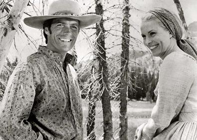 Imagen secundaria 1 - Jean Seberg, inolvidable como vendedora del 'New York Herald Tribune' en los Campos Elíseos junto a Jean-Paul Belmondo en 'Al final de la escapada'; con Clint Eastwood en 'La leyenda de la ciudad sin nombre' y en su rol de Juana de Arco a las órdenes de Otto Preminger.