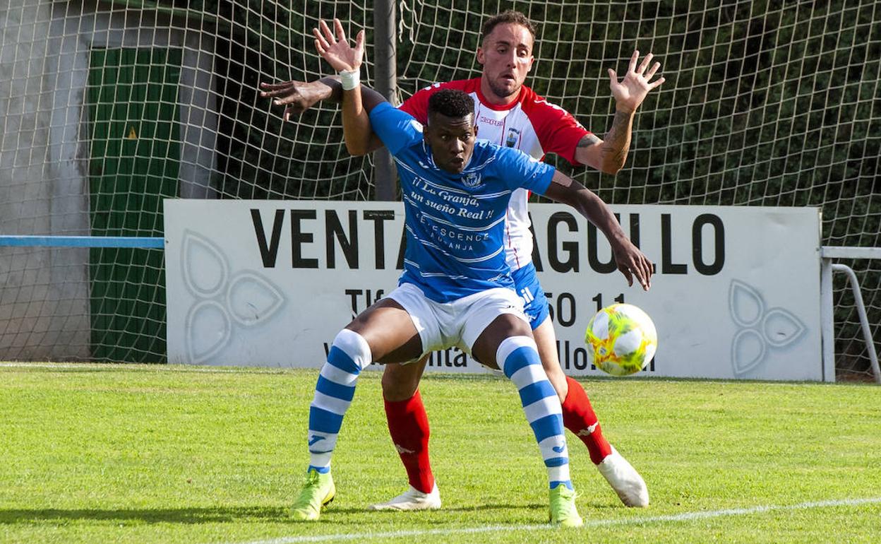 Jonan controla el balón ante el Tordesillas. 