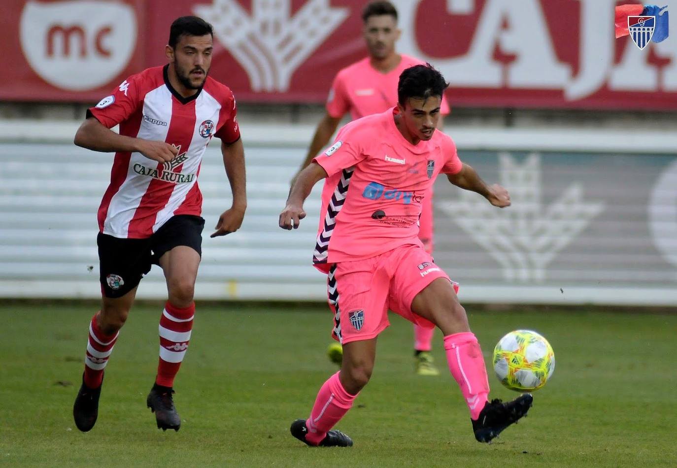 Javi Borrego para el balón ante el Zamora. 