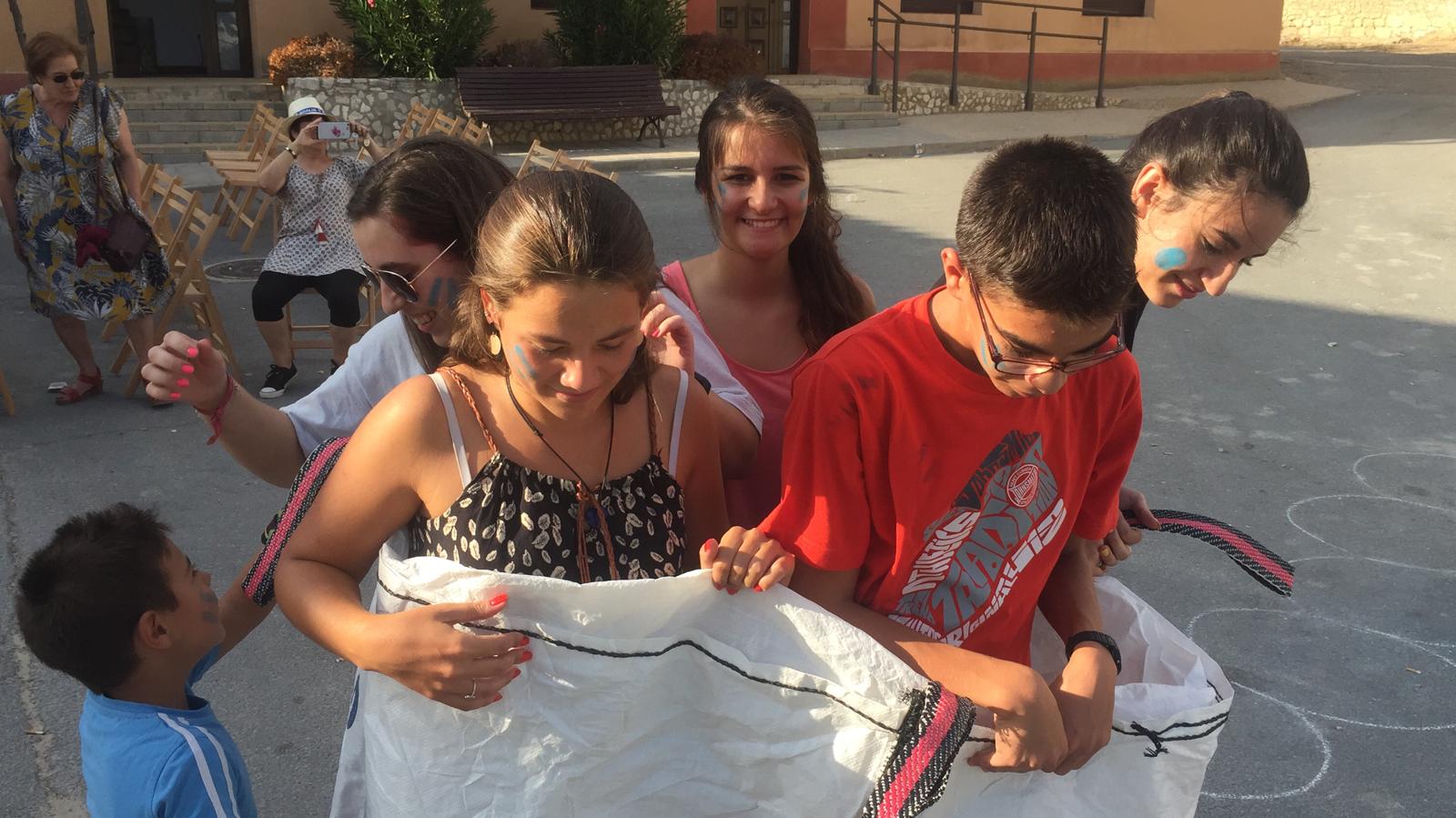 Misas en honor a la patrona, juegos infantiles, actuaciones de magia y comidas de hermandad han servido para divertir a niños y grandes