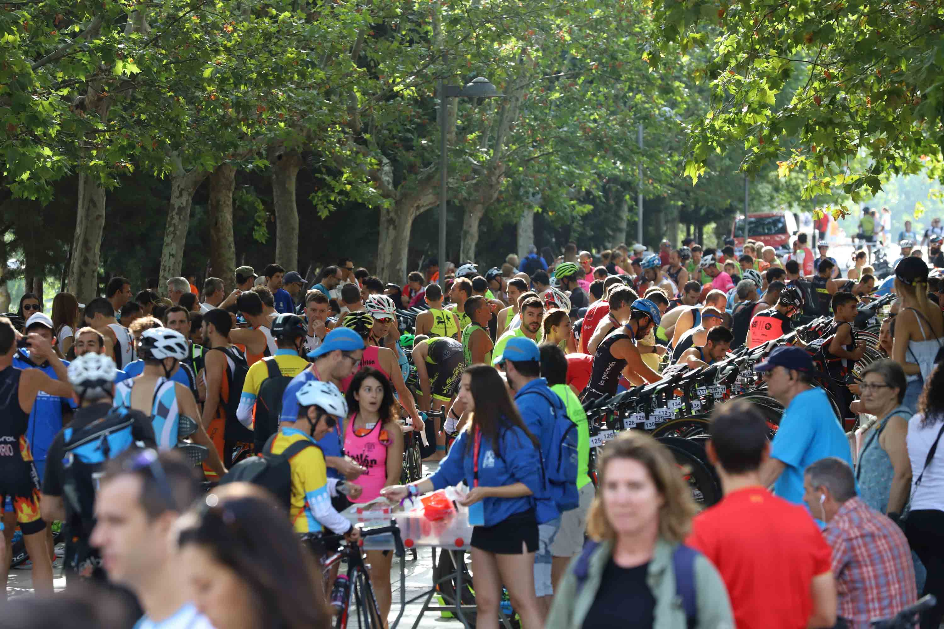 Miguel Risco y Esther Gómez repiten victoria en una prueba que reunió a 250 atletas que recorrieron el casco histórico a nado, en bici y corriendo