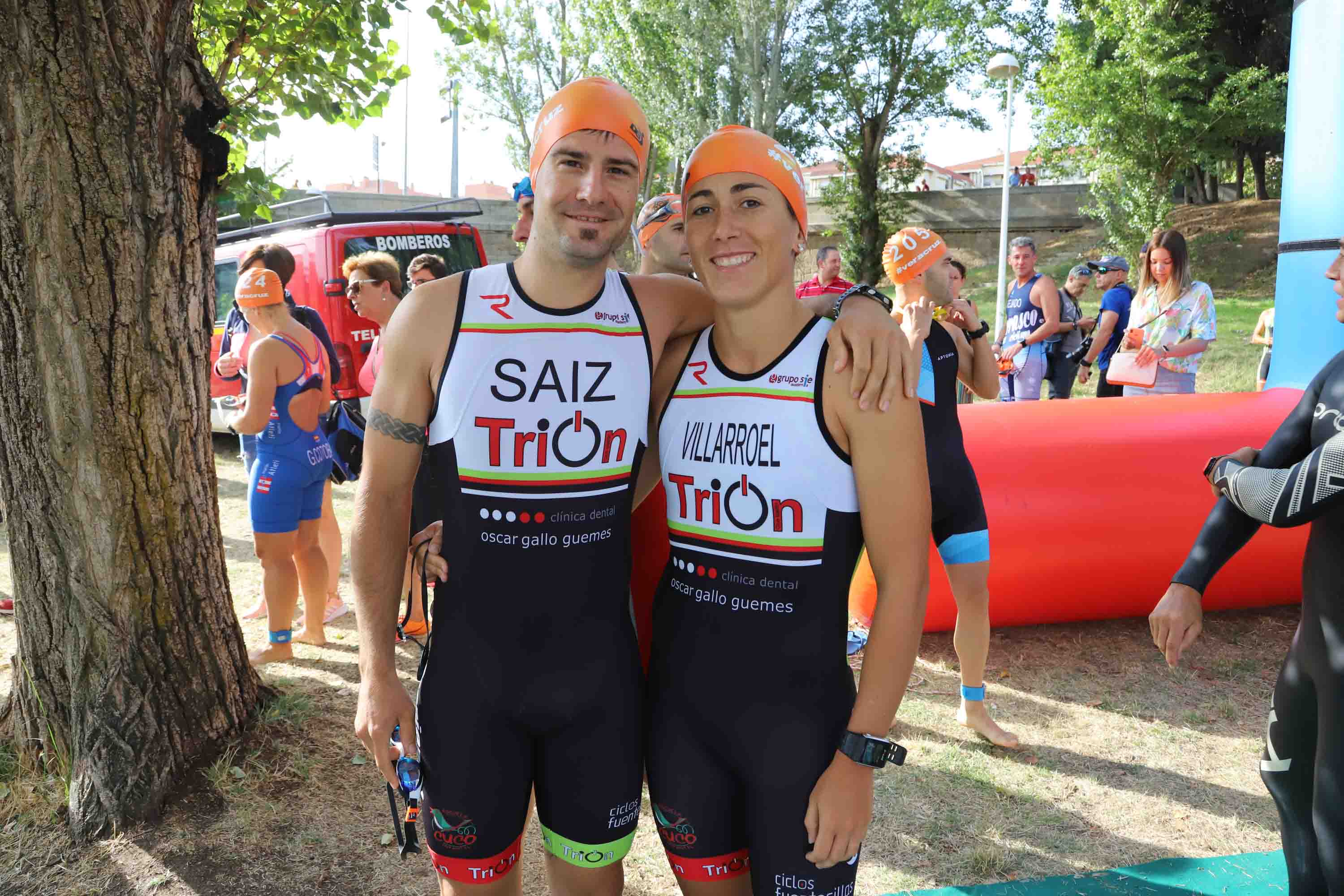 Miguel Risco y Esther Gómez repiten victoria en una prueba que reunió a 250 atletas que recorrieron el casco histórico a nado, en bici y corriendo