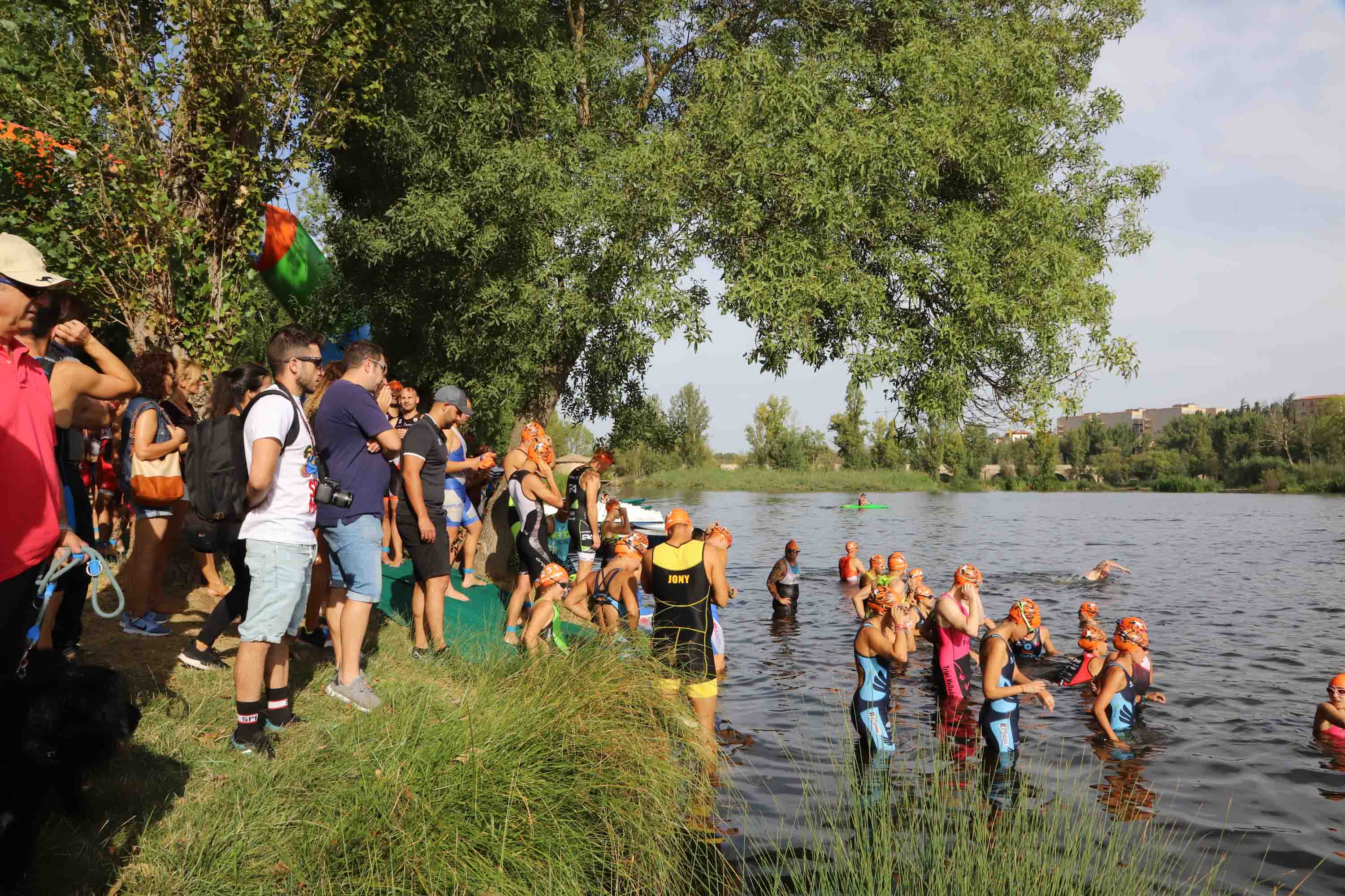 Miguel Risco y Esther Gómez repiten victoria en una prueba que reunió a 250 atletas que recorrieron el casco histórico a nado, en bici y corriendo