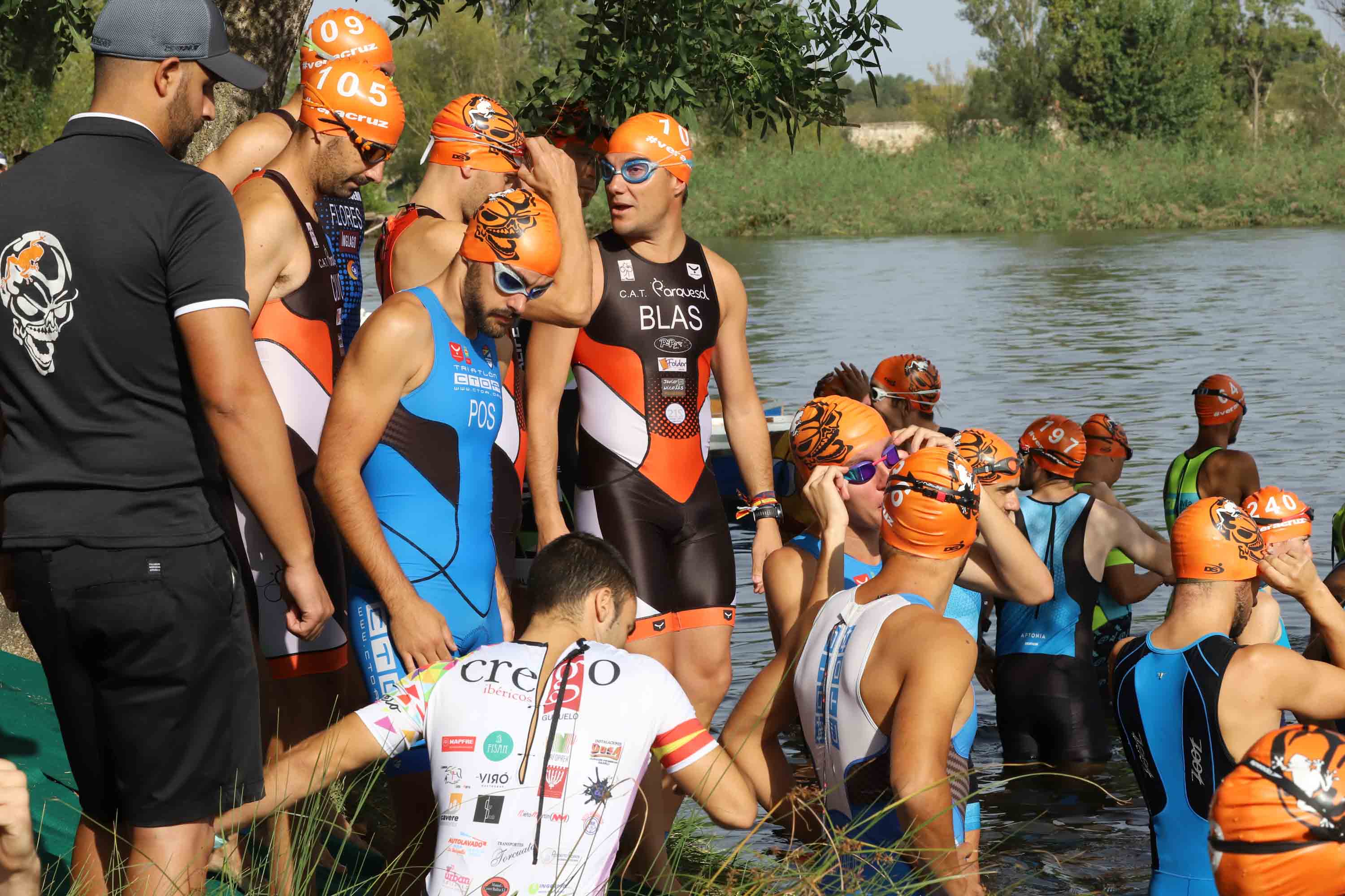 Miguel Risco y Esther Gómez repiten victoria en una prueba que reunió a 250 atletas que recorrieron el casco histórico a nado, en bici y corriendo