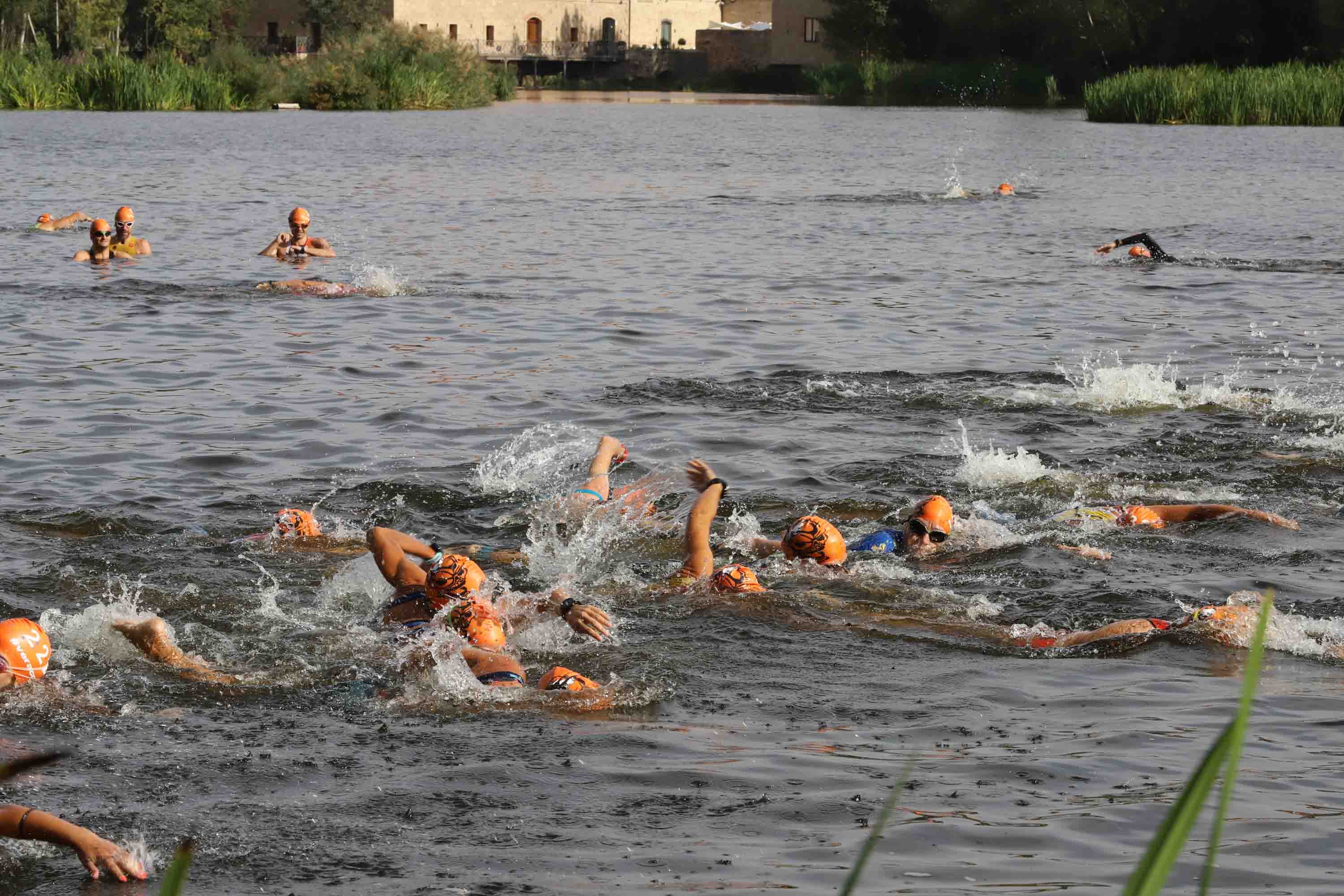 Miguel Risco y Esther Gómez repiten victoria en una prueba que reunió a 250 atletas que recorrieron el casco histórico a nado, en bici y corriendo