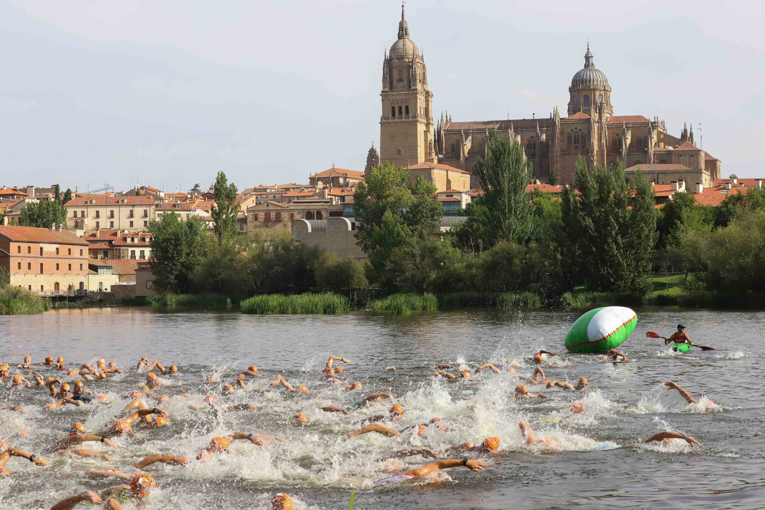 Miguel Risco y Esther Gómez repiten victoria en una prueba que reunió a 250 atletas que recorrieron el casco histórico a nado, en bici y corriendo