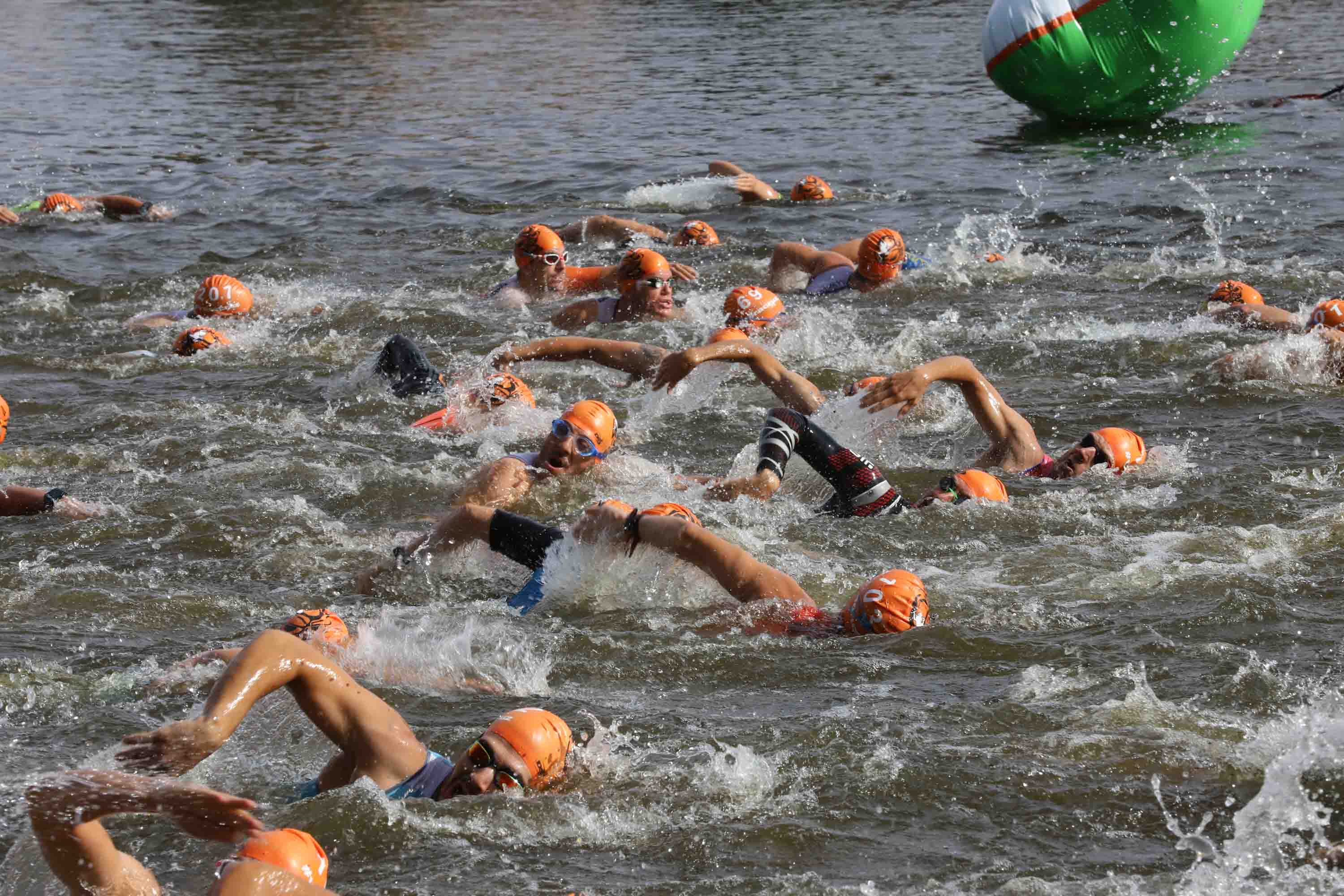 Miguel Risco y Esther Gómez repiten victoria en una prueba que reunió a 250 atletas que recorrieron el casco histórico a nado, en bici y corriendo