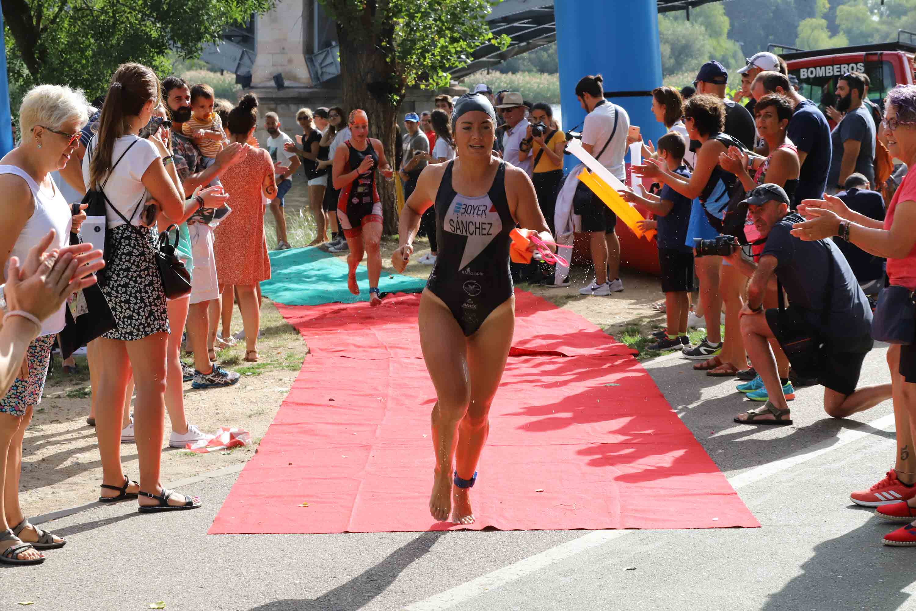Miguel Risco y Esther Gómez repiten victoria en una prueba que reunió a 250 atletas que recorrieron el casco histórico a nado, en bici y corriendo