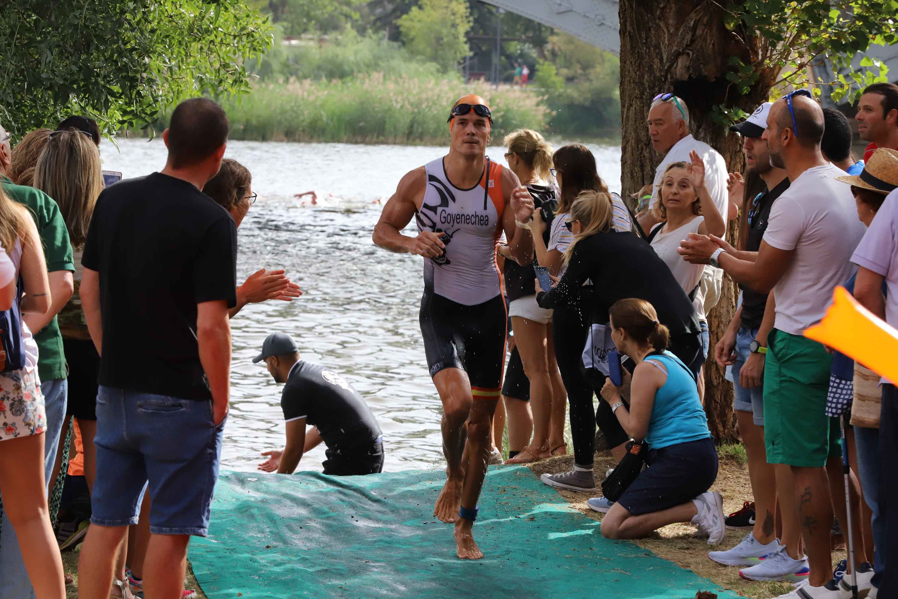 Miguel Risco y Esther Gómez repiten victoria en una prueba que reunió a 250 atletas que recorrieron el casco histórico a nado, en bici y corriendo