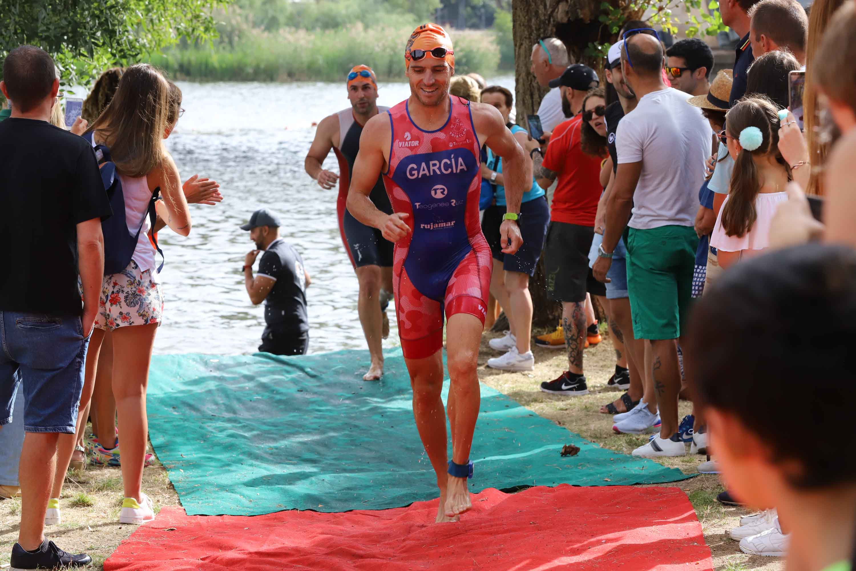 Miguel Risco y Esther Gómez repiten victoria en una prueba que reunió a 250 atletas que recorrieron el casco histórico a nado, en bici y corriendo
