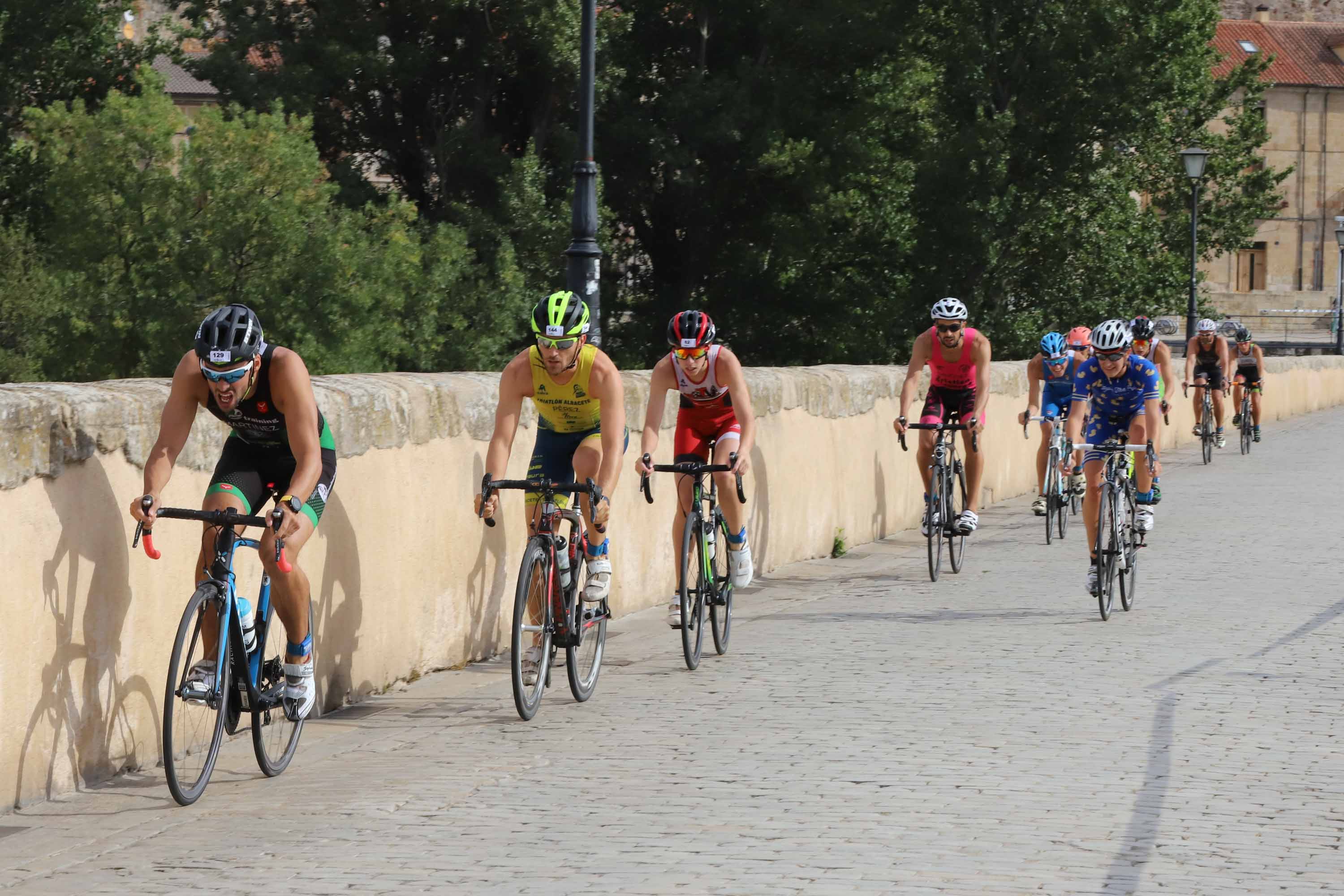 Miguel Risco y Esther Gómez repiten victoria en una prueba que reunió a 250 atletas que recorrieron el casco histórico a nado, en bici y corriendo