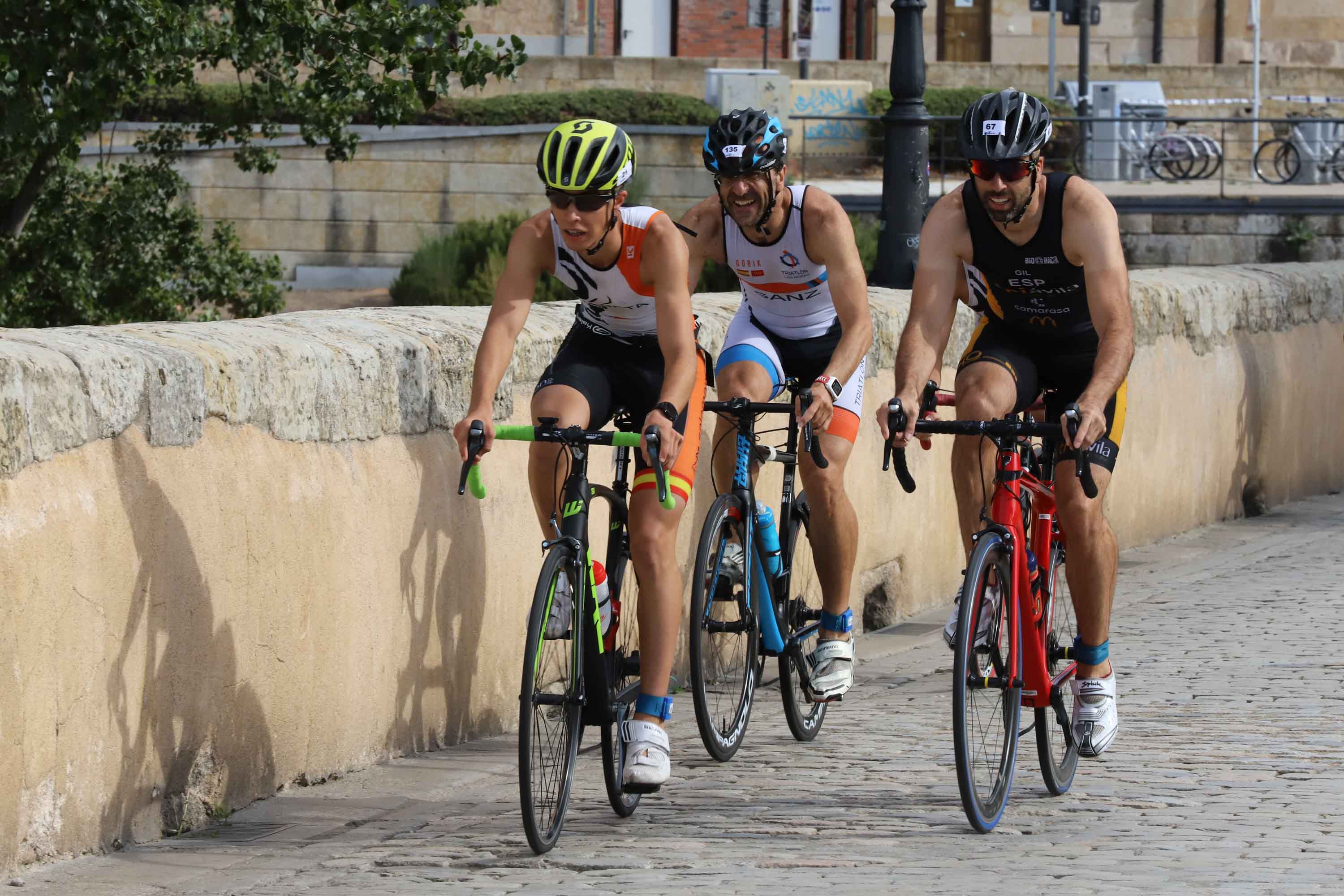 Miguel Risco y Esther Gómez repiten victoria en una prueba que reunió a 250 atletas que recorrieron el casco histórico a nado, en bici y corriendo
