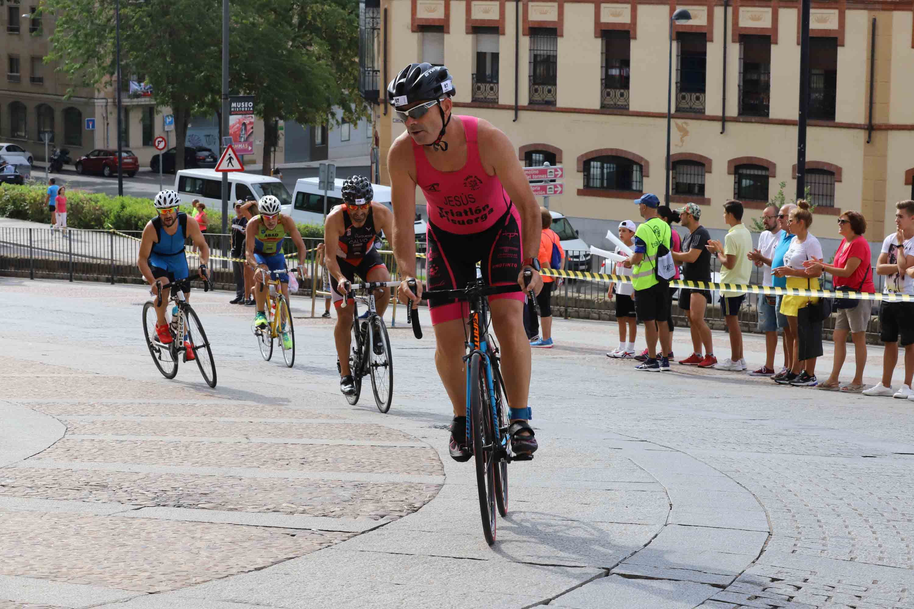 Miguel Risco y Esther Gómez repiten victoria en una prueba que reunió a 250 atletas que recorrieron el casco histórico a nado, en bici y corriendo
