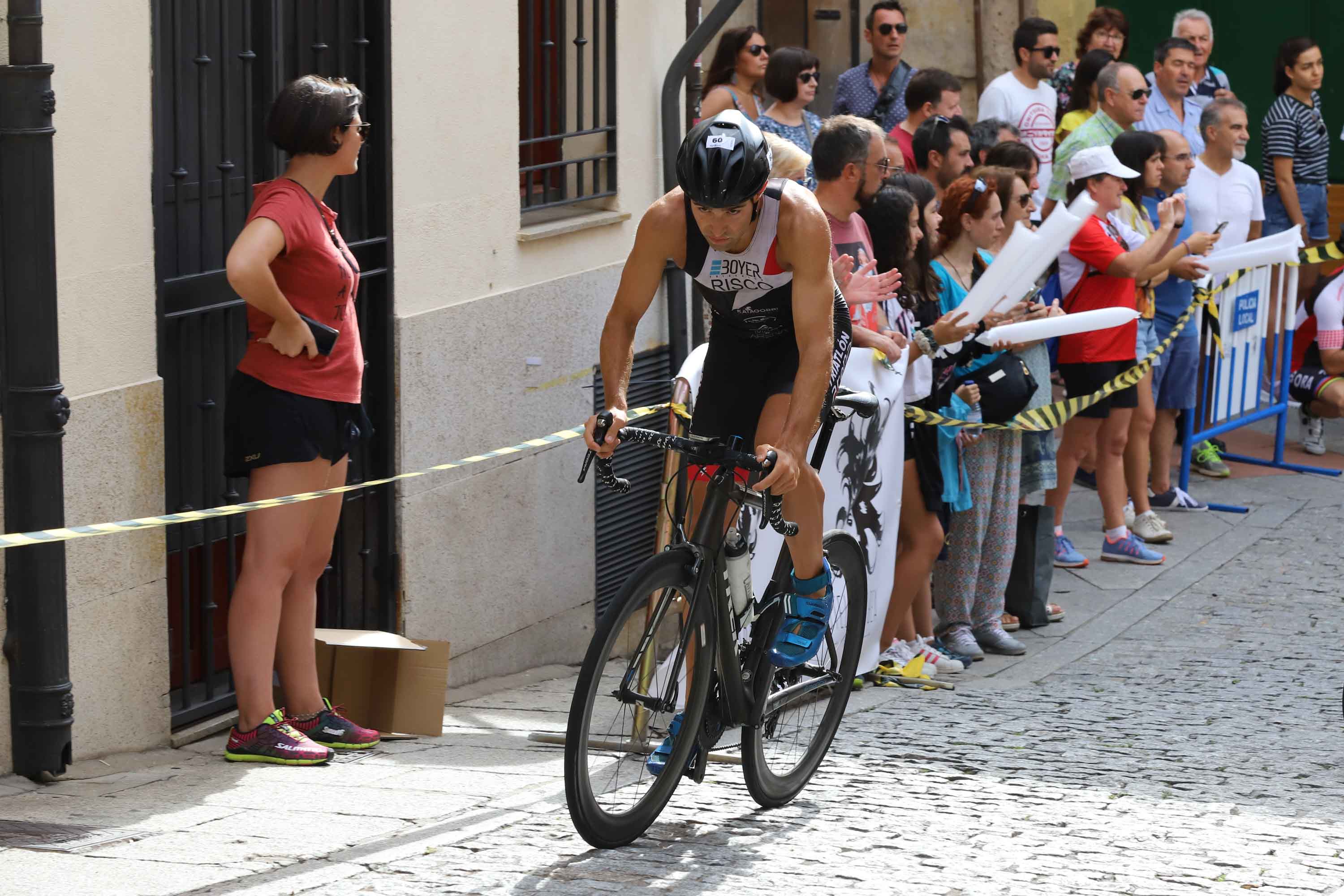 Miguel Risco y Esther Gómez repiten victoria en una prueba que reunió a 250 atletas que recorrieron el casco histórico a nado, en bici y corriendo