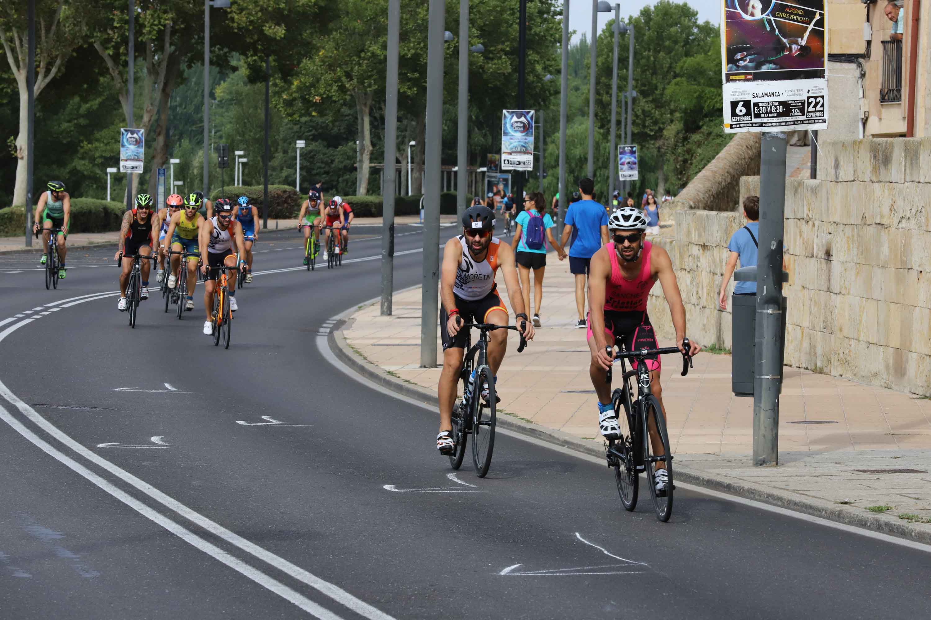 Miguel Risco y Esther Gómez repiten victoria en una prueba que reunió a 250 atletas que recorrieron el casco histórico a nado, en bici y corriendo