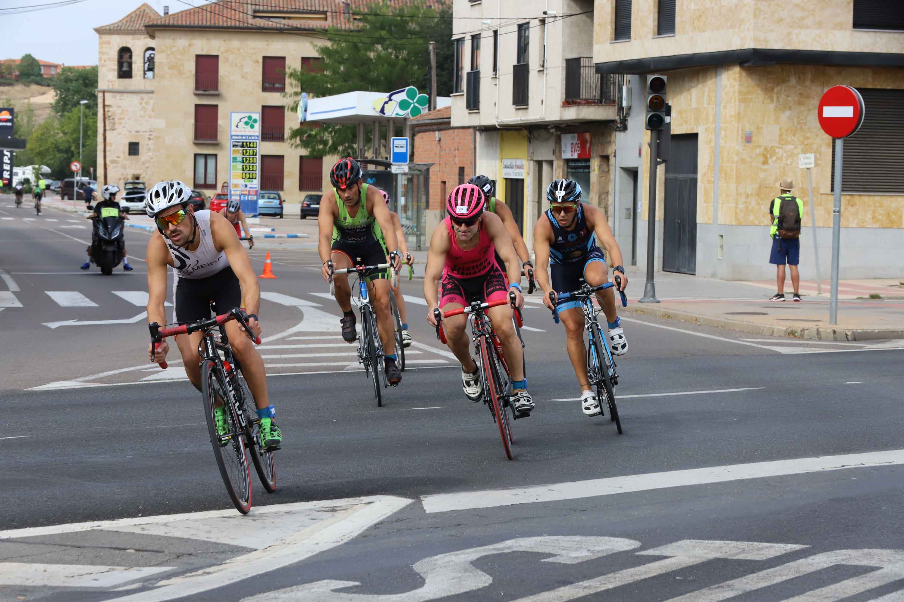Miguel Risco y Esther Gómez repiten victoria en una prueba que reunió a 250 atletas que recorrieron el casco histórico a nado, en bici y corriendo