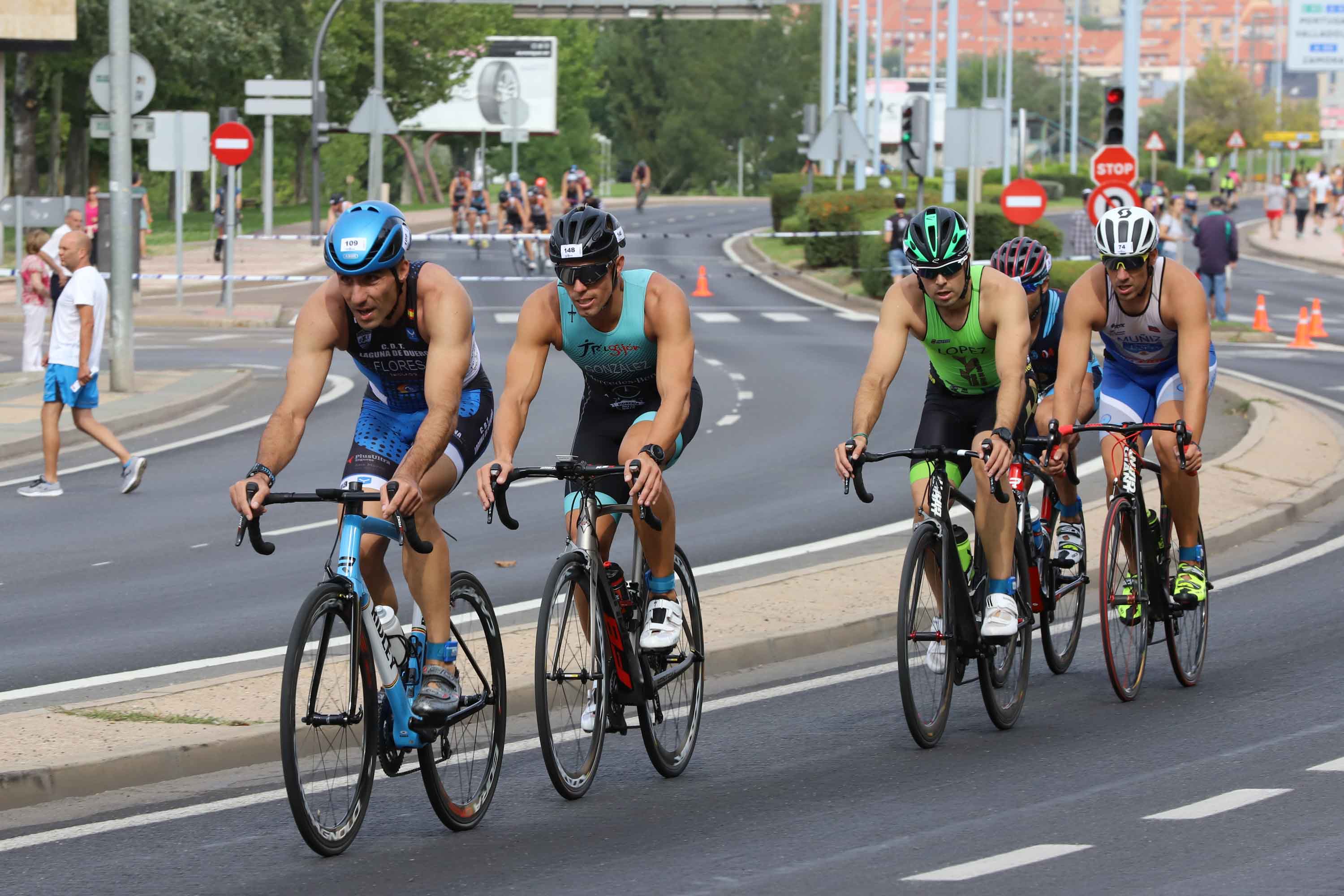 Miguel Risco y Esther Gómez repiten victoria en una prueba que reunió a 250 atletas que recorrieron el casco histórico a nado, en bici y corriendo